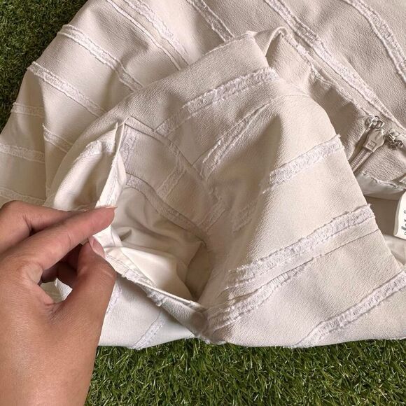 H&M Women's Cream textured-weave wrap skirt, 6 Minimalist Elevated Basic - Picture 7 of 8